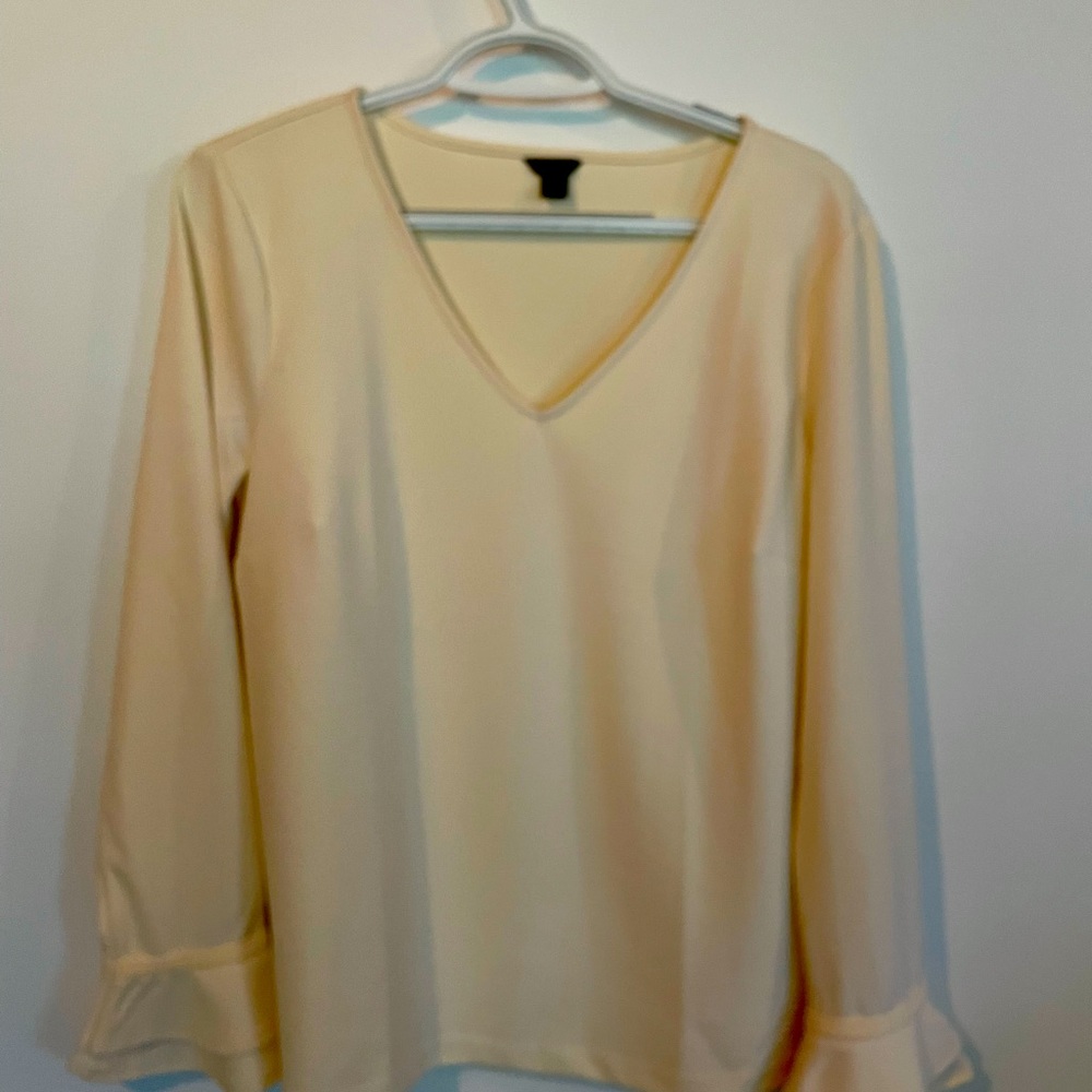 V neck top with poet sleeves in a cream color. Euc